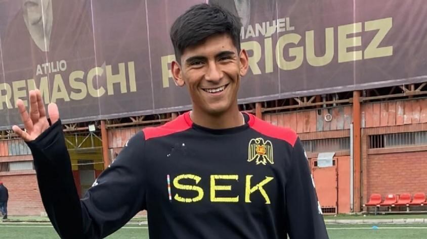 “Tení alguna foto tuya? Pero de tu cuerpo, qué te cuesta”. Esas frases son parte de algunos de los mensajes que el futbolista Valentín Vidal de Unión Española mantuvo con una menor de 13 años a través de Instagram. Actualmente, el jugador de 20 años se encuentra detenido por presunta violación y abuso sexual contra la estudiante de sexto básico.
Todo quedó al descubierto cuando una hermana de la presunta víctima la fue a buscar al colegio, pero para su sorpresa, le informaron que ya había sido retirada “por un primo”.
Ahí, tras comprobar que eso era falso, descubrieron que había mantenido conversaciones con Valentín Vidal desde el celular de un compañero de curso, por lo cual pudieron acceder a las conversaciones y la dirección del hombre, quien además es seleccionado nacional Sub 20.