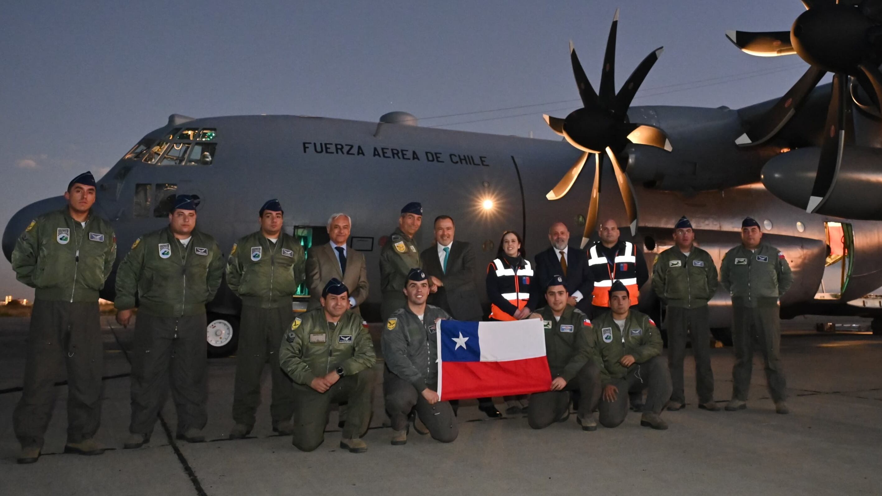 Funcionarios de la Fuerza Aérea de Chile trasladaron cinco toneladas de ayuda humanitaria a Bolivia.