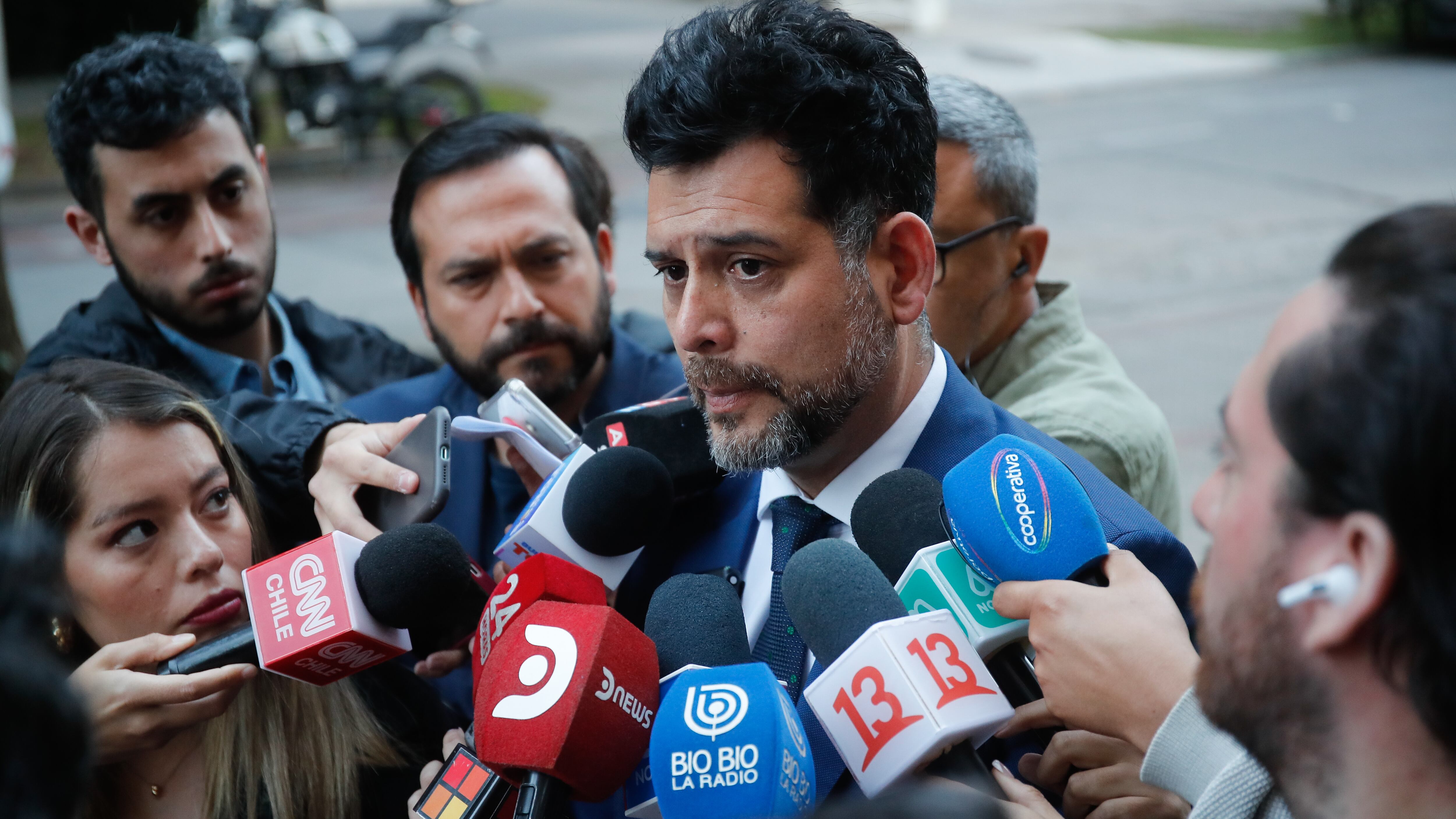 Abogado del Presidente Boric se refiere a la denuncia de acoso sexual en su contra | 26 DE NOVIEMBRE DE 2024 / SANTIAGO
El Abogado del Presidente Gabriel Boric, Jonathan Valenzuela, entrega detalles de la denuncia de acoso sexual que recibe la máxima autoridad indicando que su cliente es la victima, desde su despacho en Las Condes
FOTO: DIEGO MARTIN /AGENCIAUNO