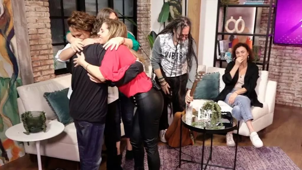 Este viernes el programa Milf llega a su final, tras seis años en pantalla. Según revelaron los amigos de Página 7, el último capítulo que saldrá emitido a las 19:00 horas, horario habitual, estará cargado de emoción, llantos y alegrías, como una forma de recordar todas las experiencias que se vivieron desde el 17 de abril del 2017.
“Las mujeres recuerdan cuándo y cómo llegaron a Milf, y los momentos más duros que enfrentaron durante el programa, como la pérdida de familiares o amigos, y la difícil enfermedad de Claudia (Conserva)”, adelantaron.
Además, destacarán cuáles fueron sus invitados favoritos y entregarán unas palabras sobre el programa, definiéndolo como “un espacio donde se permitieron reírse de ellas mismas”.
Cabe mencionar que este último capítulo tendrá dos importantes sorpresas, y la primera de ellas será musical, ya que el cantante Quique Neira irá como invitado a interpretar el tema Pensando en Milf (una versión modificada de Pensando en ti).
Al terminar el capítulo, Claudia Conserva se despedirá del programa con un video, e ingresará al estudio para cerrar el ciclo junto al panel, definiendo a Milf como “una isla en medio del mar”.