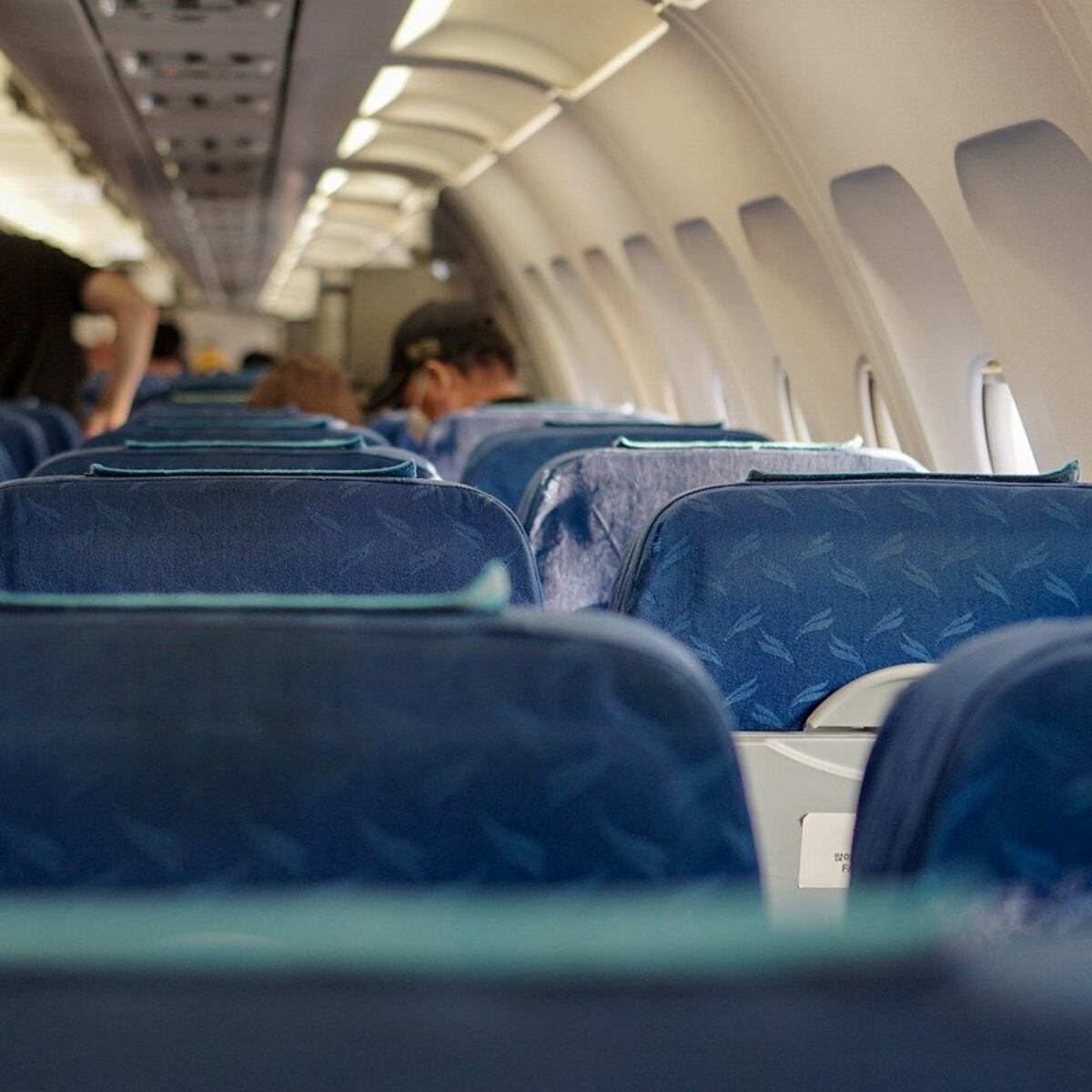 Escándalo por abuso infantil en avión chino: niña encerrada en baño Escándalo por abuso infantil en avión chino: niña encerrada en baño