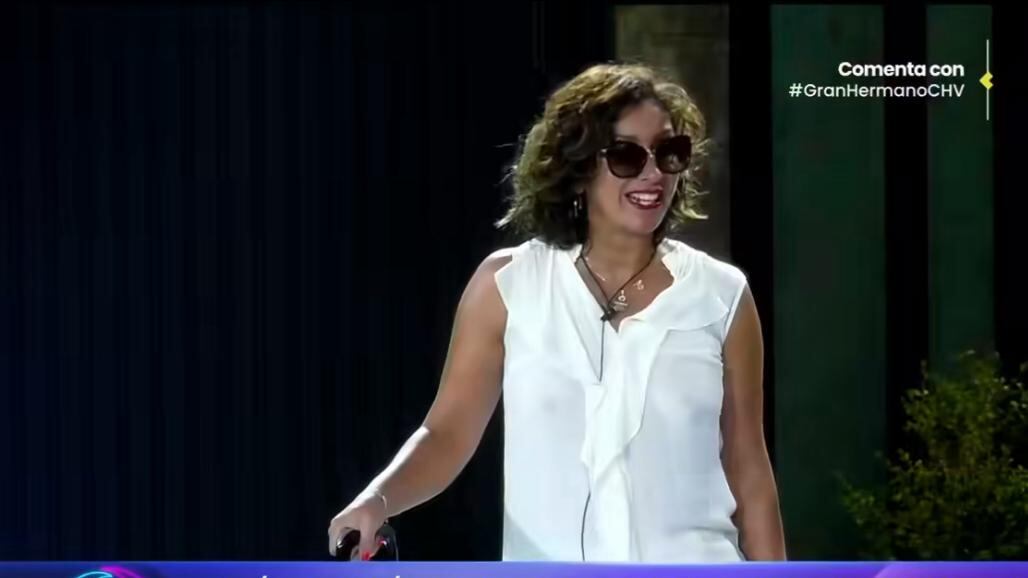 Con una indiferencia total. Así reaccionaron los integrantes de Gran Hermano cuando Angélica Sepúlveda les anunció que renunciaba al reality.
La Fierecilla de Yungay abandonó la casa lanzando indirectas y gritos contra sus rivales, pero sin provocar mayor emoción entre quienes se suponía que la apoyaban. Incluso, Linda, quien fue la única que la acompañó hasta la puerta, después en conversación con Diana Bolocco le hizo la desconocida, y señaló que lo hizo solo porque nadie más lo iba a hacer.
“Me daba pena, la veía sola”, fueron parte de sus palabras, dando cuenta que no había una sincera amistad de su parte.
Tras la renuncia de Angélica, argumentando que se debió a dos motivos, una por su lesión y otro por la salvación de Manuel, fueron varios quienes criticaron su actitud dentro de la casa, como el Huaso Waldo y Camila Andrade.
El oriundo de Illapel, lamentó la actitud que tomó la “Chucky” contra él, puesto que al despedirse le dijo que el nombre de “huaso” le quedaba grande y que mejor se presentara solo como “animador”. Por lo tanto, reconoció que Sepúlveda ya no le caía tan bien.
Quien también criticó a Angélica fue Andrade, quien consideró que era un “personaje bien particular” a quien no le entendieron su juego durante su corta estadía.
A pesar de la renuncia de Sepúlveda, quien se fue antes de conocer la decisión del público en la placa de eliminación, Diana Bolocco reveló que ella fue quien obtuvo la mayor cantidad votos, por lo tanto de igual forma iba a tener que abandonar la casa estudio en Argentina.
Por este motivo, todos los que se encontraban en placa (Pedro, Waldo, Camila y Felipe) permanecerán una semana más al interior del reality.