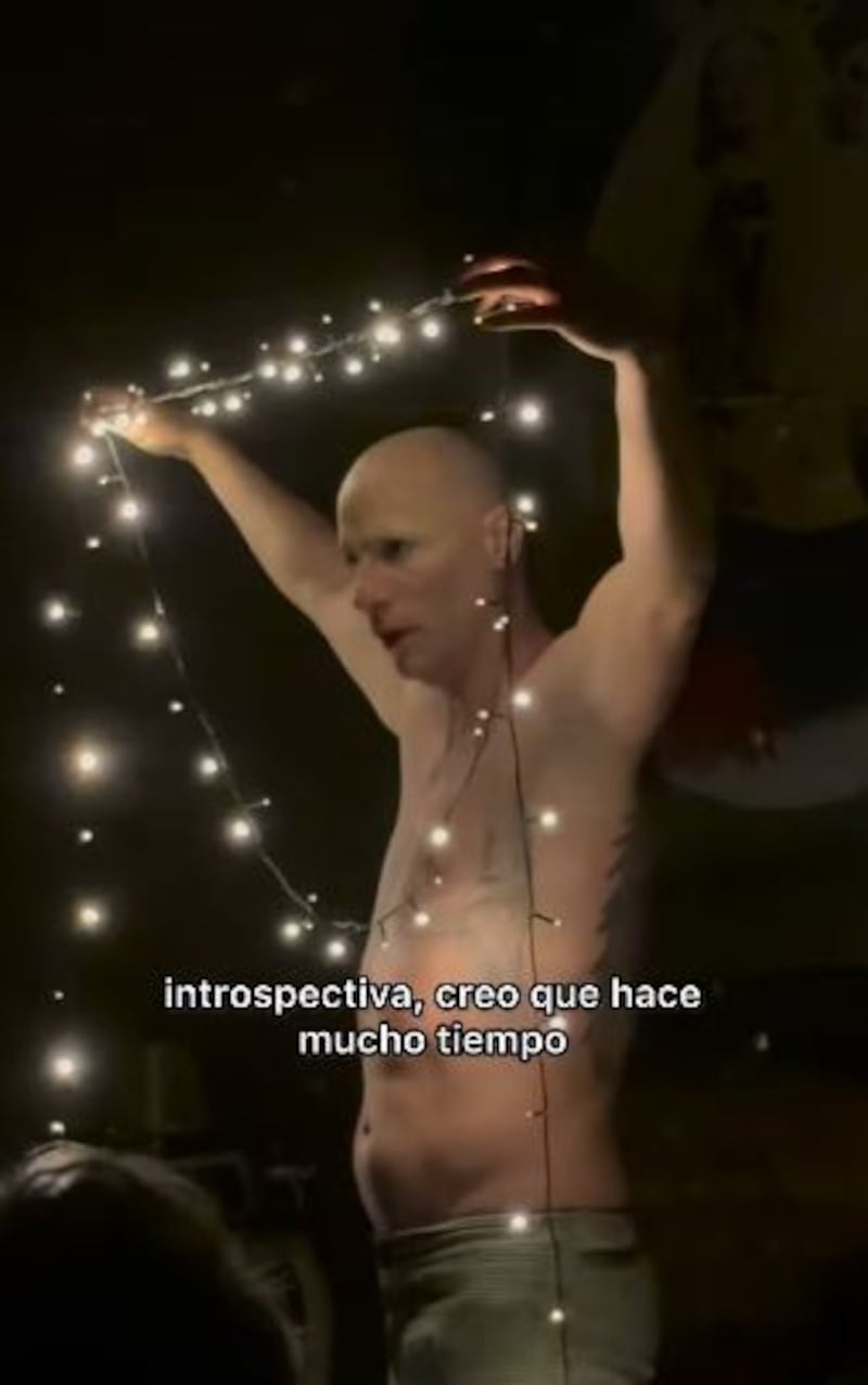 ¿De qué trata El Performer?
Inspirada en las vivencias y pérdidas personales del actor, la obra se sitúa en un país derrumbado que atraviesa una crisis humanitaria, con una puesta en escena que incluye canciones originales del reconocido músico argentino Fito Páez.
Escrita y dirigida por Roberto Farías, “El Performer” invita al público a un viaje emocional profundo, íntimo y honesto, con funciones de jueves a sábado a las 20:30 horas.
Ese proceso de escritura íntima, marcado por la necesidad de dar forma al duelo y a las emociones contenidas, tomó cuerpo en 2019, cuando Valenzuela redactó cartas dedicadas a familiares fallecidos, incluyendo a sus padres, abuelos, tíos, su hermano y su hijo Ringo, fallecido durante el parto.