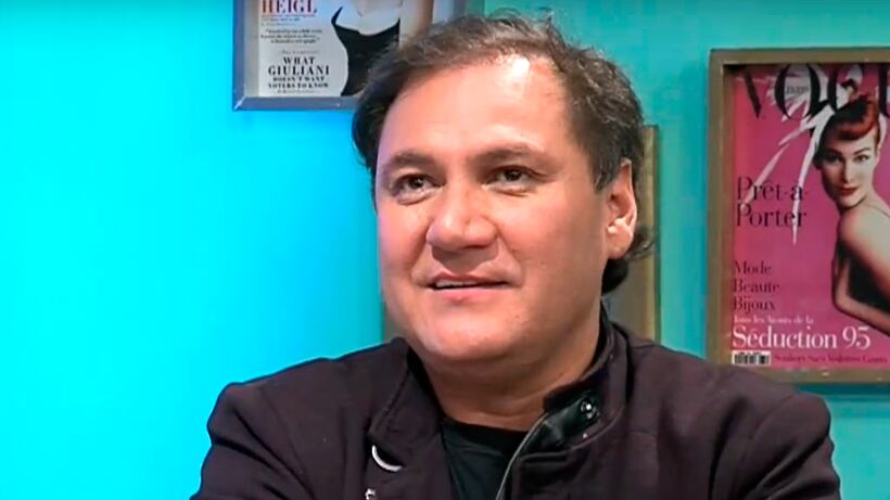 “No estoy casada. Estoy separada desde febrero. Es la primera vez que lo digo”. Con esas palabras la actriz Claudia Pérez reveló días atrás que su matrimonio de 32 años con Rodrigo Muñoz, había llegado a su fin. Ahora, el también actor reveló cuál es su mayor tristeza tras la separación.
Fue en entrevista con el medio LUN donde confesó que, a pesar de estar lleno de proyecto, lo que más lamenta es la “soledad”.
“Ha sido complicada, difícil, inesperada, pero súper creativa. Estoy metido en miles de proyectos...Lo que más me ha costado es coordinar la cosa más cotidiana en esta nueva etapa, pero espero que todo se solucione y que salga mucho más amable. Cuando vives un quiebre, de cualquier tipo, si hay cariño de por medio, uno puede seguir trabajando y haciendo cosas”, destacó.
Además, tuvo buenas palabras para ella, con quien sigue trabajando en la obra “Como la vida misma”, basada en la teleserie de Mega del mismo nombre.
“La admiro y hemos hecho una vida creativa juntos. Lo que más me afecta es la soledad. Yo soy muy sociable, familiar, y eso es lo que más cuesta. Ella y mis hijas han entendido eso y tratamos de compartir juntos en la medida de lo posible, además para no dejar de ver a mi nieta”, sinceró.
Las palabras de Claudia Pérez
En conversación con Palabras Sacan Palabras de Radio Futuro, Pérez aclaró que “a los 18 nos fuimos a vivir con Rodrigo. Nos separamos entre medio también, pero teníamos muchos proyectos en común”.
Consultada por el estado actual de la relación de ambos, Pérez contó que “estamos bien, seguimos trabajando juntos. Somos muy amigos, somos familia”.