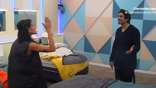 El reality Gran Hermano de CHV mostró una intensa pelea que protagonizaron Constanza Capelli y Sebastián Ramírez al interior del encierro, donde se descueraron mutuamente, pasando del amor al odio en cosa de segundos.
Todo partió porque a Constanza le habría molestado que su pareja apoyara a Trinidad, quien también pasó de íntima amiga a acérrima rival.
“Cállate, me hartaste. No te quiero escuchar, hipócrita de mier...me tenís chata con tus hue...”, le lanza la bailarina, dejando al veterano de los realities totalmente sorprendido con su reacción.
Eso, porque cuando Trinidad anunció que realizaría una actividad culinaria para toda la casa, él la aplaudió y gritó “¡Grande Trini!”.
“Ándate que estoy súper enojada”, lo echó.
Pero, esto provocó la reacción de Sebastián quien le aseguró que “no te voy a pescar más. Estás demasiado tóxica, me tenís terrible chato”.
Tras ello, Seba fue a la cocina y se ofreció como ayudante personal de Trini, mientras Coni reclamaba contra él en el dormitorio, criticándolo por amistarse con su archirrival. Tal como si ella hubiése estado uña y mugre con Jorge, el jugador que intentó golpear a Ramírez.
Posteriormente, tuvieron una segunda contienda cuando estaban en la habitación y Sebastián le dijo a la Pincoya “me caen todos mal, menos tú (…) la Coni tampoco me cae mal, pero se le escapan los enanos… estoy chato de tanta sensibilidad, tanta hu… tanto correteo…”, disparó provocador.
“No muerdas la mano de que te dio de comer, no sé si te lo enseñaron, no sé si tienes modales, educación y valores”, agregó, mientras Ramírez le insistía en que no quería hablar con ella.
“Voten a este hue… para que se vaya, porque la verdad, vino a puro dejar la cag... Hipócrita, así que no tienes grupo y anda a decir algo, porque me voy a ir de tarro diciendo todas las cosas que me has dicho. Eres un poco hombre, te faltan calzones para agarrarte los hue…, te lo digo en tu jeta”, lo repasó
Sebastián le mintió a Coni
Sin embargo, Seba no se quedó de brazos cruzados y se defendió. “Pásate un rollo, con la Trini no hablamos de ti (…) no eres el centro de atención, estoy ni ahí contigo, bájate de la nube. Estás quedando como celosa y patética, no te presto más ropa”, agregó.
Sin embargo, en la transmisión sin editar por Pluto TV se vio que Sebastián sí habló de Coni con Trinidad, cosa que no mostraron en la edición de CHV.
