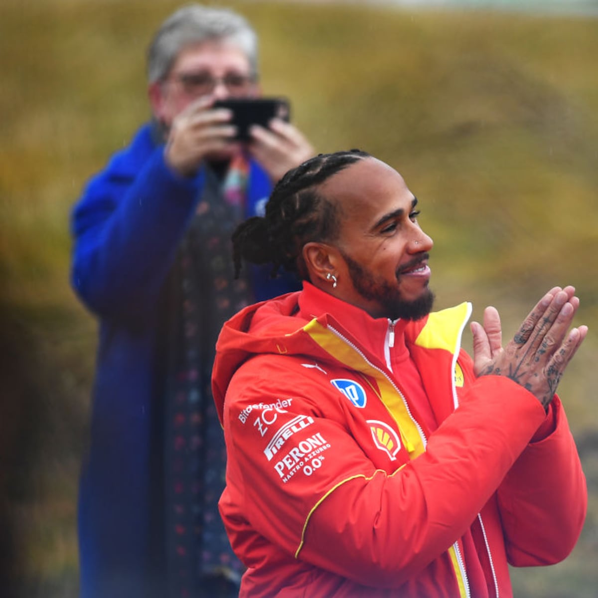 El extravagante look del presidente de Ferrari en la presentación de Lewis Hamilton El extravagante look del presidente de Ferrari en la presentación de Lewis Hamilton