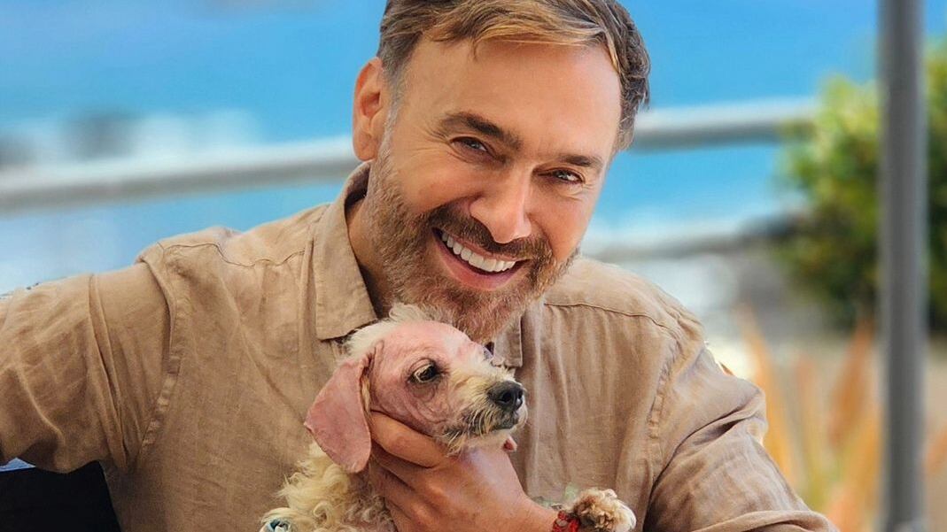 El fotógrafo adoptó a Rocío Jurado, una can que fue víctima en los pasados incendios de la región de Valparaíso.