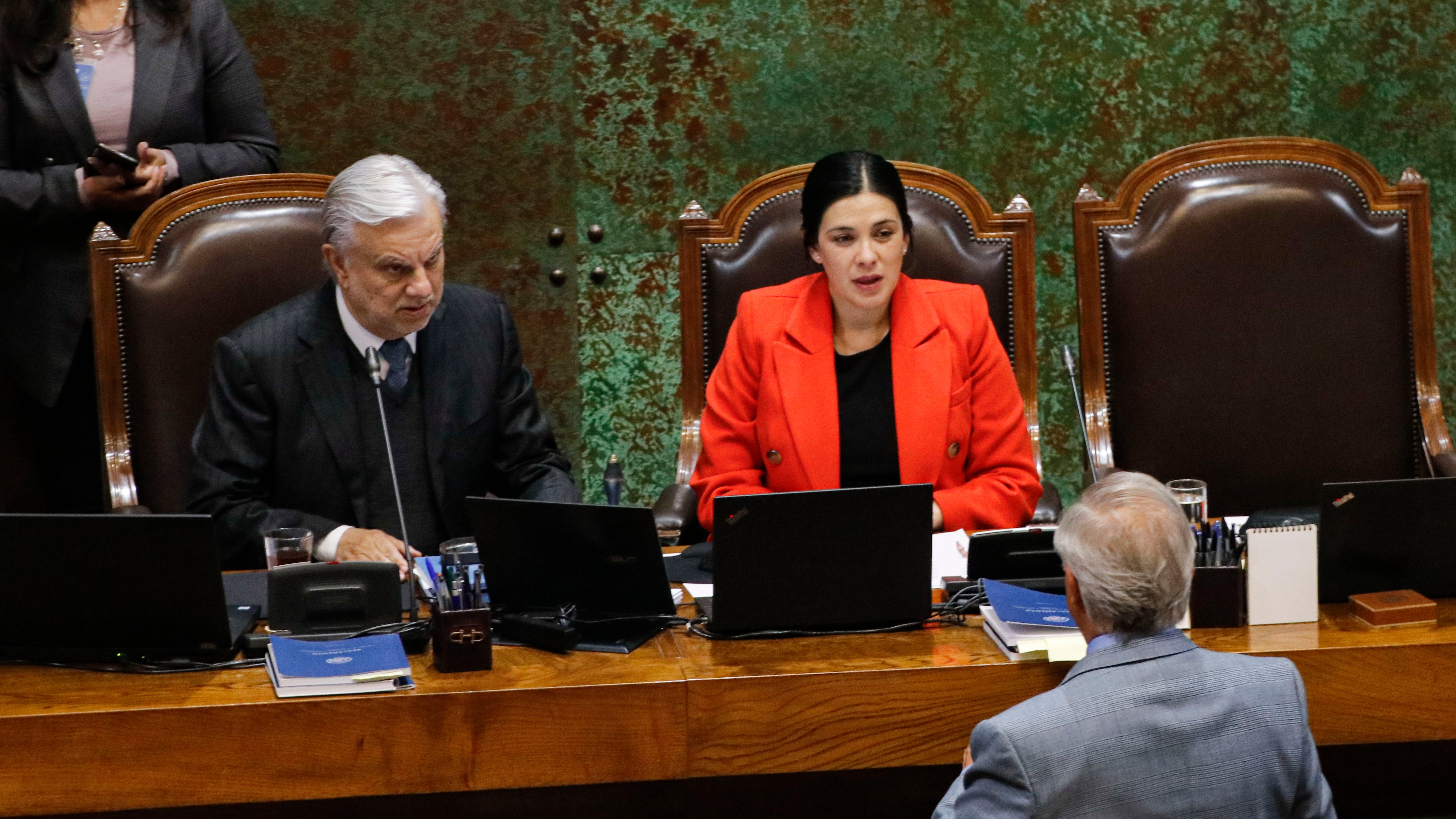 Juan Carlos Manríquez, defensor de Vivanco, saluda a la testera de la Cámara. / AGENCIAUNO