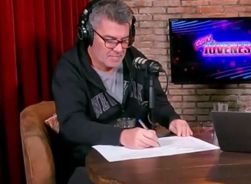 "Pollo" Valdivia da el salto a la política y anuncia su candidatura como diputado.