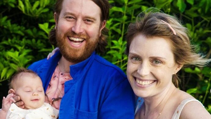 Casey, su esposo y su hija