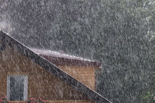 Por “potencial de generar riesgos materiales y de vida en las personas”: emiten alarma para tres regiones por lluvias con isoterma cero alta