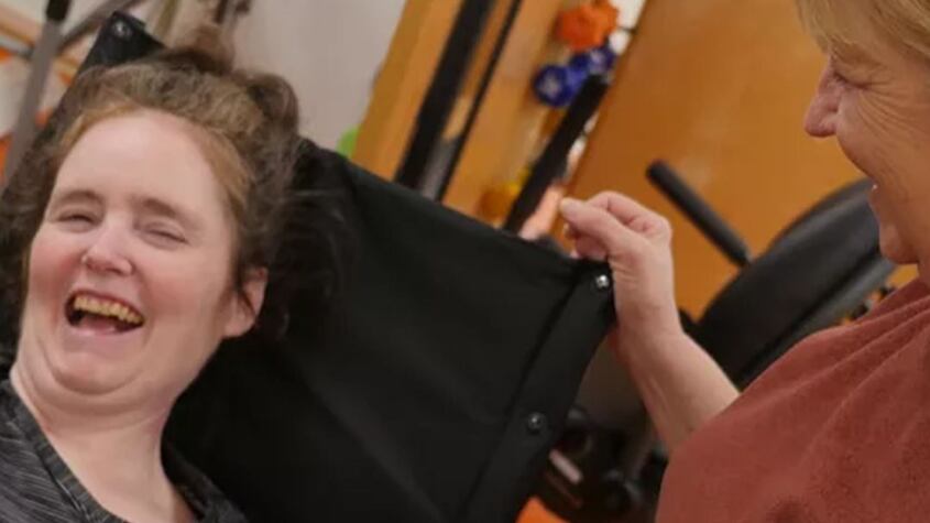 La estadounidense Jennifer Flewellen salió de un coma de cinco años cuando su madre le contó un chiste.