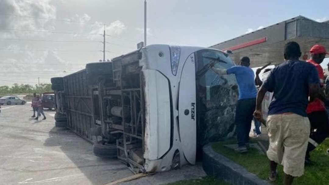 Al menos 2 muertos y 48 heridos tras fatal volcamiento de bus con turistas en Punta Cana