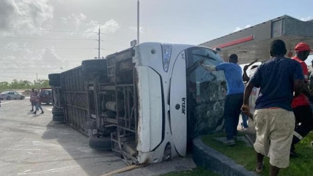 Al menos 2 muertos y 48 heridos tras fatal volcamiento de bus con turistas en Punta Cana