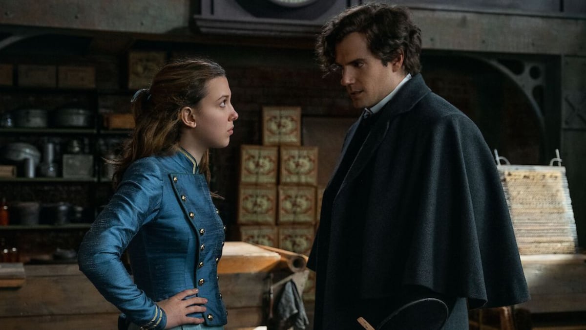Millie Bobby Brown y Henry Cavill en 'Enola Holmes 2'