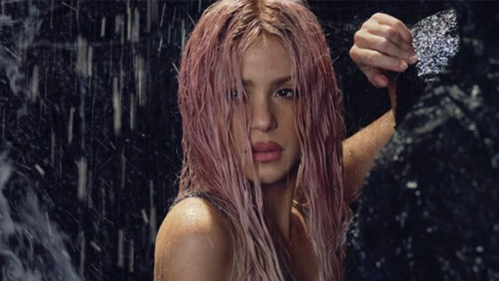 Shakira está ‘clara’: en la semana de la moda en París impactó con su look “anticachones”.