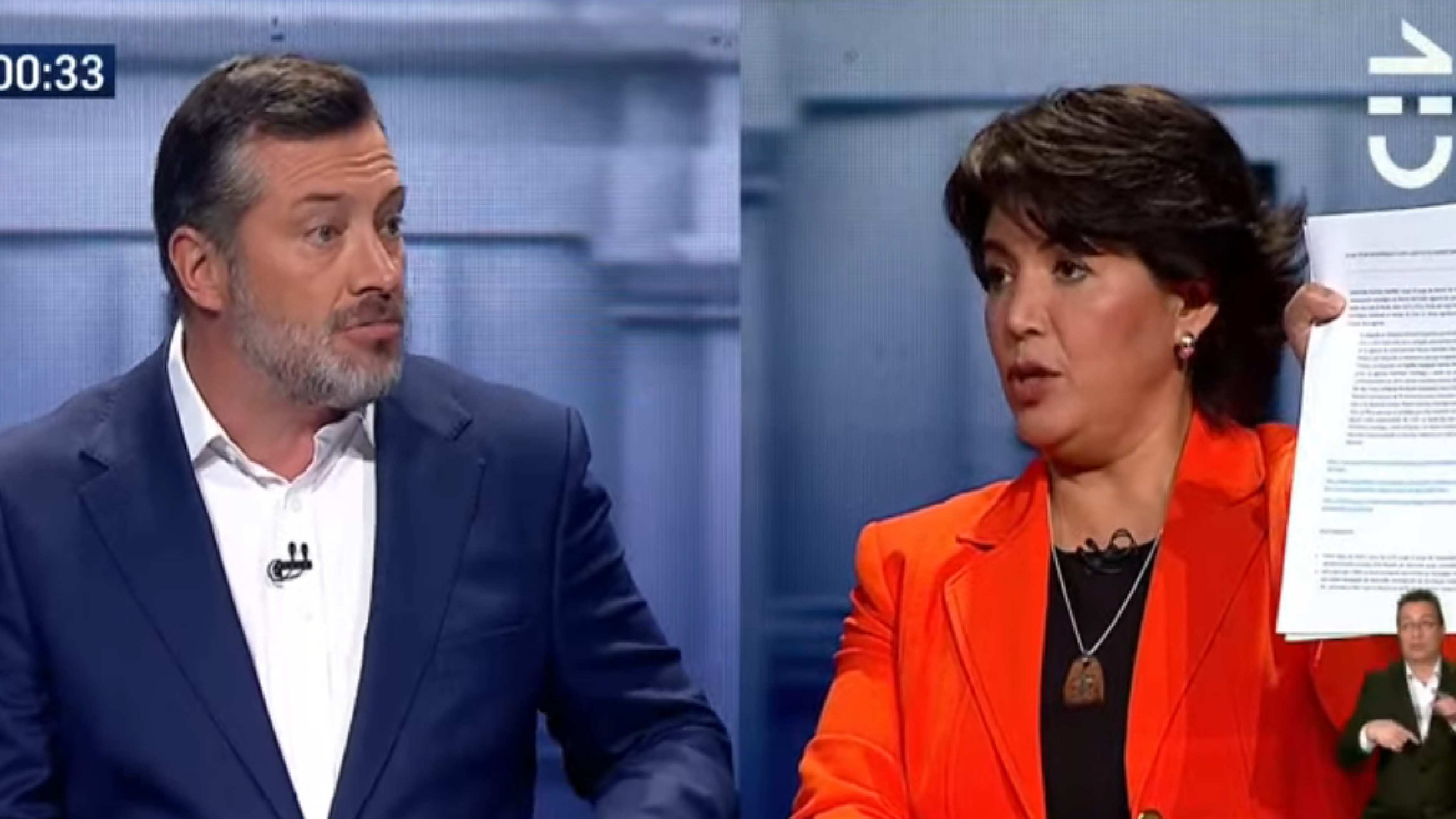 Yasna Provoste mostrándole los documentos a Sichel.