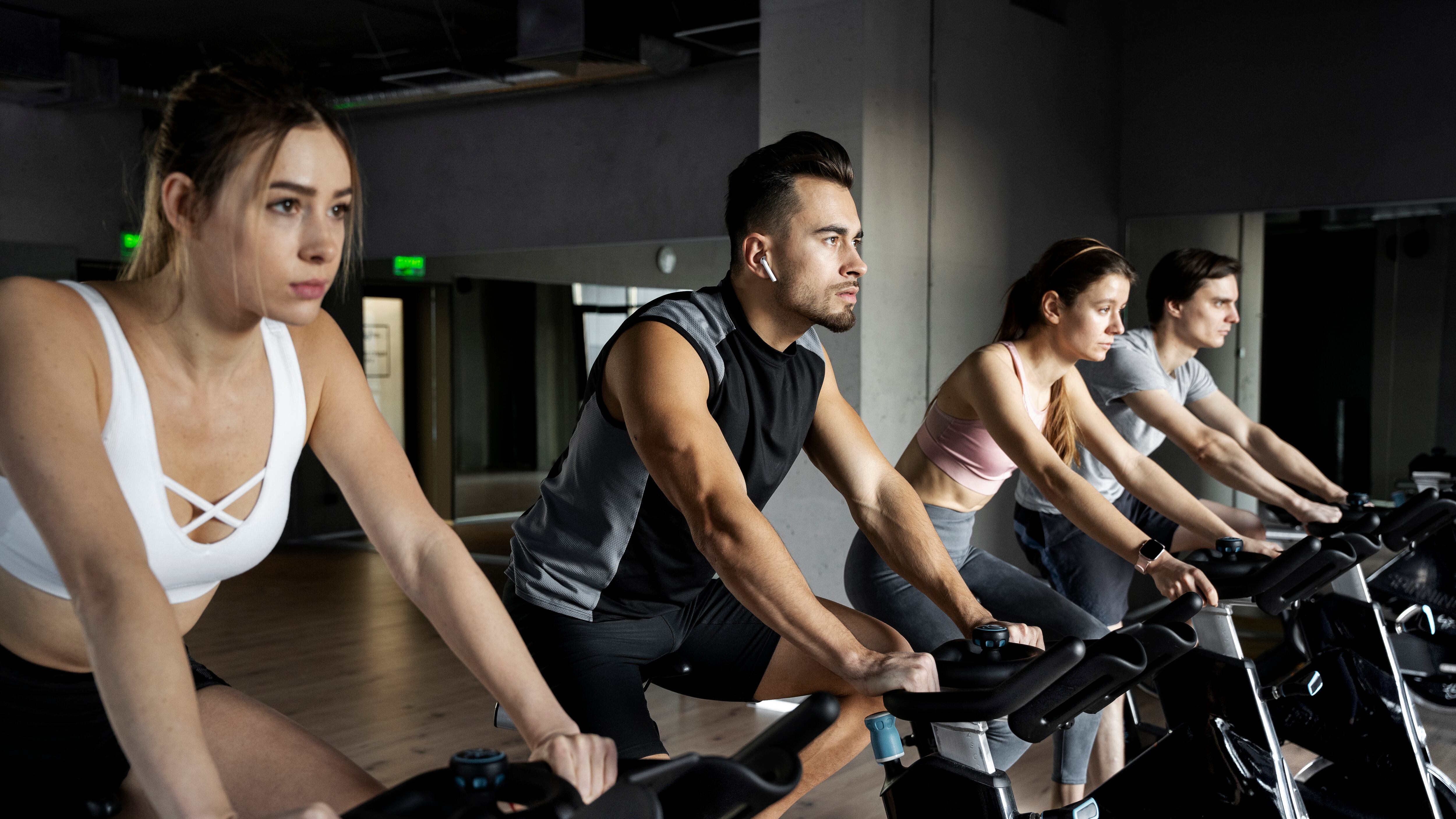 Las clases de spinning ofrecen una amplia gama de beneficios para la salud y la condición física. Foto: Freepik.