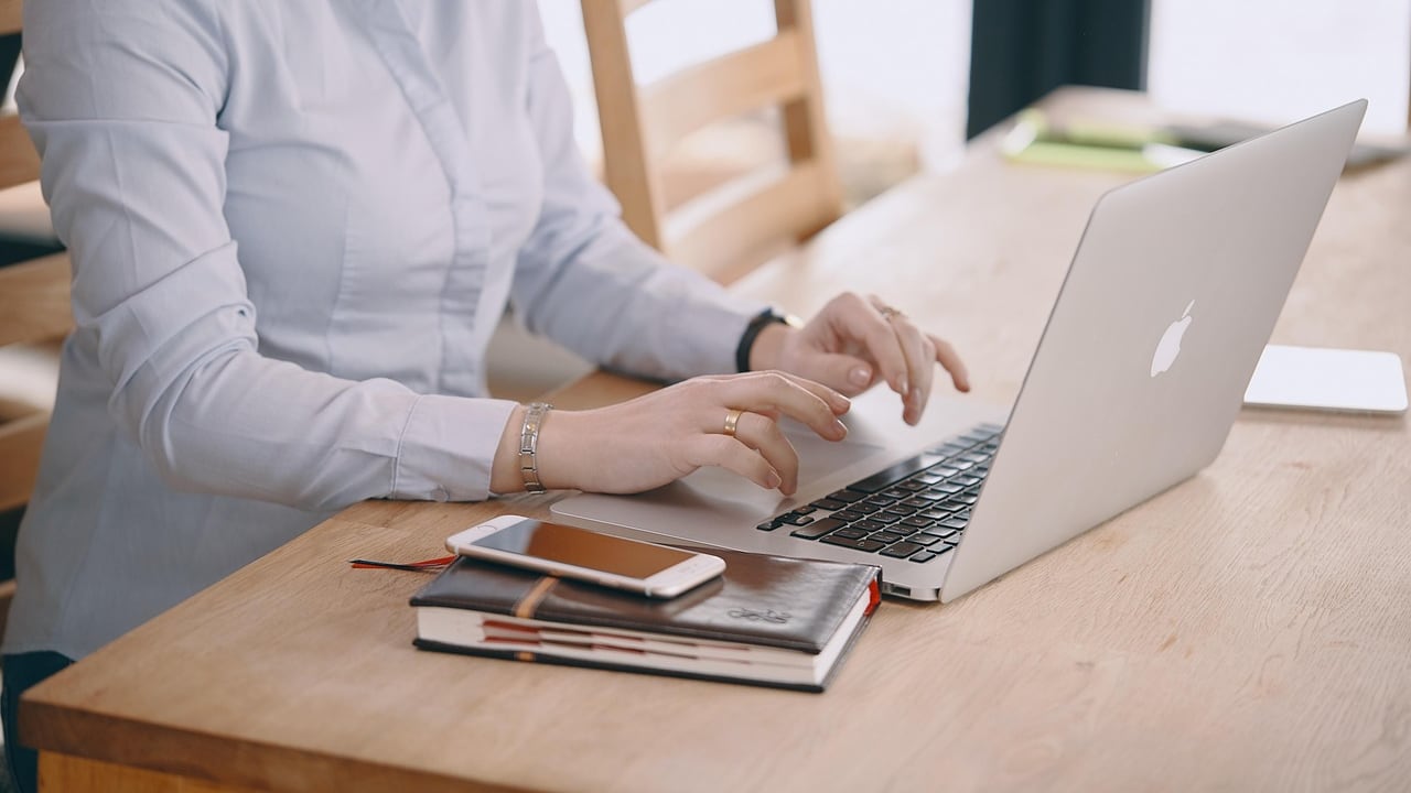 Mujer trabajando (Imagen referencial) | Fuente: Pixabay @bzak