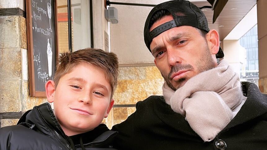 Una imagen junto a su pequeño hijo, da cuentas que Mauricio Pinilla no lo pasó bien, pero ahora recuperará las fuerzas junto a sus seres queridos. Con la cara pálida y una evidente baja de peso, muestran el actual aspecto del futbolista, quien estuvo casi tres semanas internado en psiquiatría.