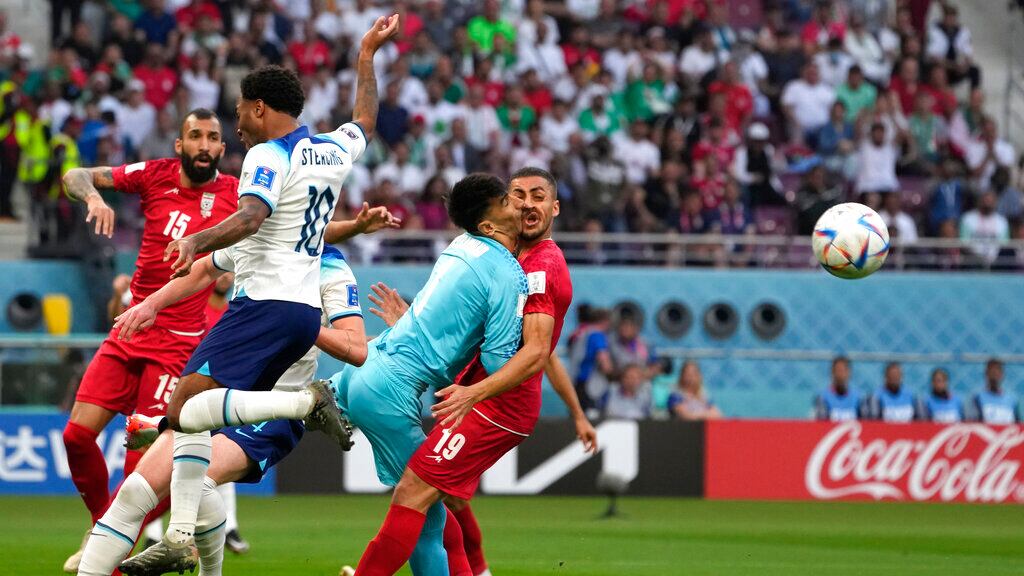 Alireza Beiranvand chocando con Majid Hosseini