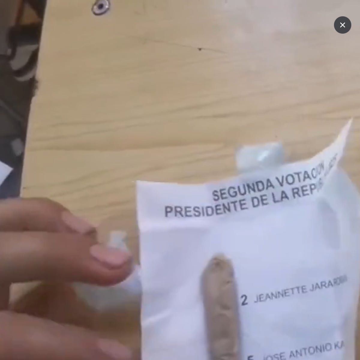 Hallan cigarrillo de cannabis y mensajes en mesa de votación San Antonio Hallan cigarrillo de cannabis y mensajes en mesa de votación San Antonio
