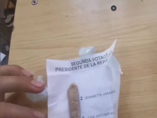 Encuentran cigarrillo de cannabis y mensajes en una mesa de votación en San Antonio