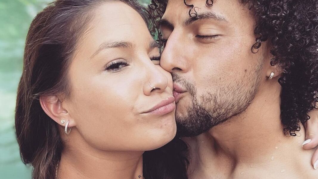 La esposa del defensor uruguayo de Colo Colo cuestionó a Claudio Borghi y Verónica Bianchi por acusar que su marido se creó un personaje que lo ha perjudicado con los árbitros.