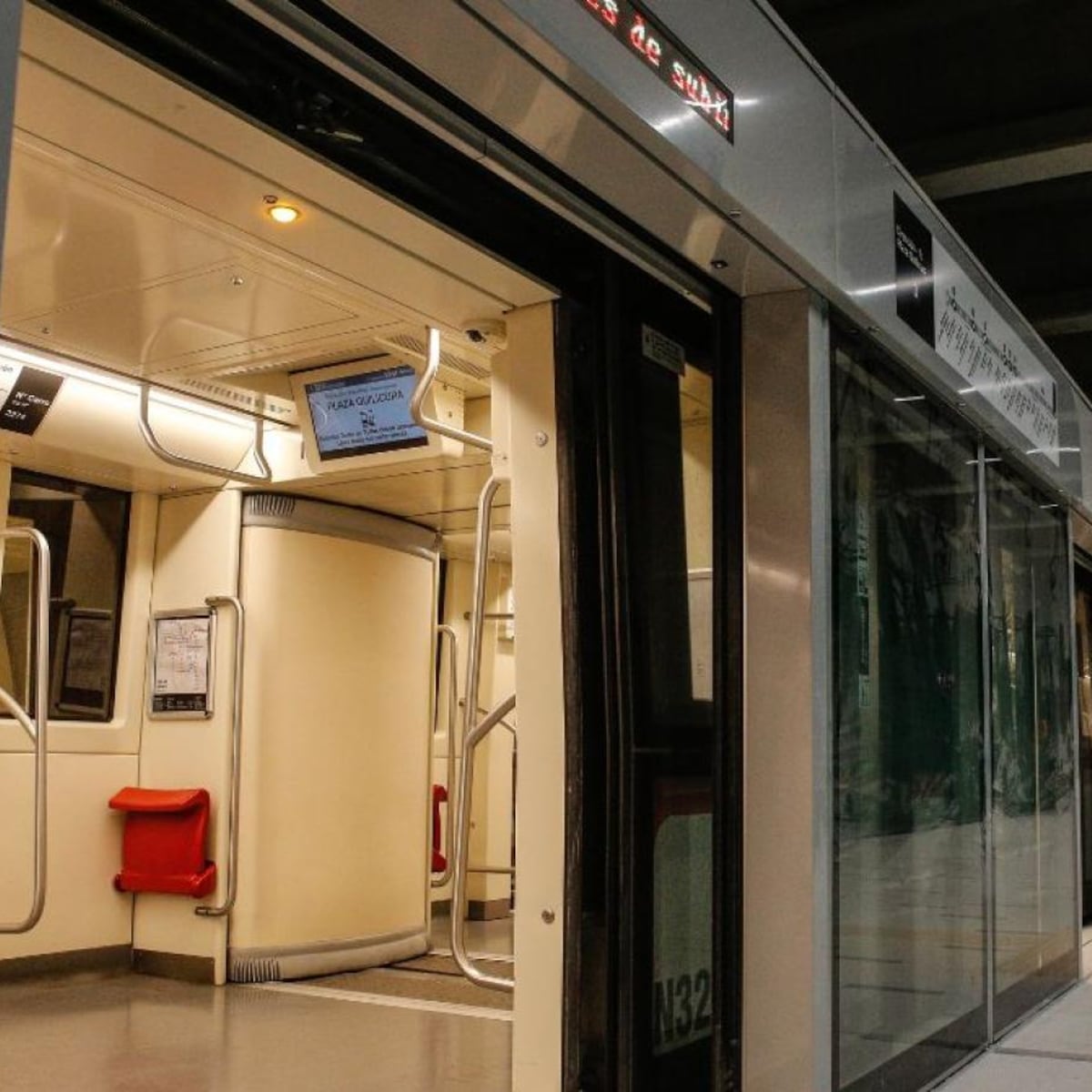 Metro de Santiago implementará puertas de andén en Línea 1 desde diciembre Metro de Santiago implementará puertas de andén en Línea 1 desde diciembre