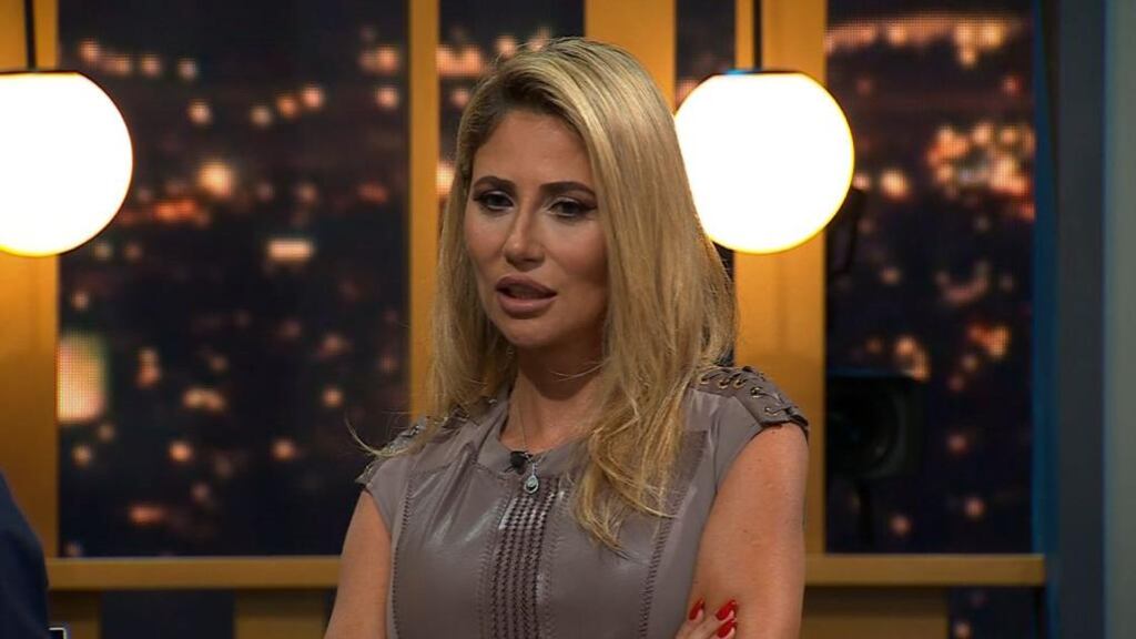 LA PRIMERA EN INGRESAR FUE GISSELLA GALLARDO Y RESPONDIÓ SOBRE SU QUIEBRE CON MAURICIO PINILLA.
“HOY LA VIDA ME PILLA SANÁNDOME. BUENO, ME SEPARÉ, LA ENFERMEDAD DE MI PAPÁ Y LO EXPUESTOS QUE ESTUVIMOS TODO COMO FAMILIA. MIS NIÑOS QUE LO PASARON MUY MAL Y HOY DÍA GRACIAS A DIOS ESTAMOS TENIENDO UNA ESTABILIDAD A NIVEL DE PAPÁS Y LOS NIÑOS ESTÁN MUCHO MÁS TRANQUILOS CON ESO”
"YO HOY NO TENGO CABEZA NI PARA ESTAR CON MAURICIO NI CON NADIE, SOLAMENTE QUIERO QUE MIS NIÑOS ESTÉN BIEN Y TRANQUILOS. PREOCUPADA DE VIVIR MI DUELO CON MI FAMILIA, APOYAR A MI MAMÁ"
"SE HABLÓ DE UNA SUPUESTA INFIDELIDAD MÍA, PERO QUIERO ACLARAR QUE ESE RUMOR LLEGÓ DE UNA PERSONA SUPER MAL INTENCIONADA Y QUE YO QUERÍA MUCHO. NO SABÍA QUE TENÍA ENFERMEDADES Y QUE PODÍA LLEGAR A INVENTAR COSAS ASÍ... FUE UNA EX AMIGA MÍA, PERO MAURICIO SE DIÓ CUENTA QUE NUNCA EXISTIÓ INFIDELIDAD. NUNCA FUI INFIEL EN MIS 18 AÑOS DE MATRIMONIO, NO SOY AS, LA INFIDELIDAD NO EXISTE EN MI CABEZA"
SOBRE SI LE PUSO EL CHIP EN LAS ZAPATILLAS A PINILLA Y MAGIA NEGRA DIJO QUE "SÓLO TE PUEDO DECIR QUE TENGO DEMANDADO AL PERIODISTA QUE DIJO ESO... SOBRE LA MAGIA NEGRA NO CREO NADA DE ESAS COSAS, NO LA PRACTICARÍA TAMPOCO... GPS EN LAS ZAPATILLAS, O SEA ¿A QUIÉN SE LE OCURRE ESO?... QUE YO TENÍA INTERVENIDO SU CELULAR A TRAVÉS DE MI IPAD, PARA EMPEZAR YO NO TENGO IPAD. POR ESO TENGO DEMANDADO A ESTE PERIODISTA, LO ENCONTRÉ POCO PROFESIONAL EL NO INVESTIGAR, NO REPORTEAR"