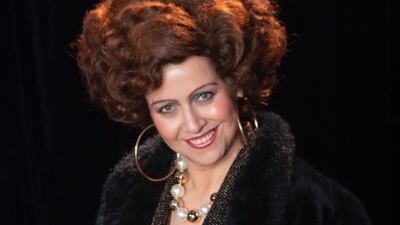 Hace algunos meses se dio a conocer que Natalia Valdebenito personificaría a Lucía Hiriart en la obra teatral “El Asilo Contra La Opresión”, la cual fue escrita por Alejandra Matus y dirigida por ‘Los Contadores Auditores’.
En este sentido, la actriz y comediante dejó ver en una entrevista con Súbela Radio que la definió lo que será su interpretación de la esposa de Augusto Pinochet, tanto en el look del personaje