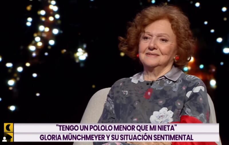 La actriz Gloria Münchmeyer sorprendió al animador de Buenas Noches a Todos, Eduardo Fuentes, al confesarle que está pololeando con un joven actor “menor que mi nieta Antonia”, reveló respecto a la hija de Catalina Guerra de 29 años.
“Me gustan los hombres, me gustan mucho, cada vez más jóvenes, ese es el problema”, sinceró.
Fue cuando el animador le preguntó si era verdad que era una seductora de tomo y lomo, cuando ella desclasificó su gusto por el sexo opuesto, varios años menor.
“Me encantan. Y el coqueteo y todo, pero esa cosa de vivir juntos, ya no”, señaló, confesando que para ella el vivir en pareja en un “fenómeno de adaptación, tolerancia y generosidad”.
Eduardo Fuentes le consultó si alguna vez le habían pedido pololeo, cuando ella reconoció que está en pareja.
Si bien no quiso revelar su nombre, ni tampoco aseguró si su hija está al tanto del romance, confesó que cuando se ven con su “toy boy” se entregan a la pasión, lo dijo haciendo un gesto con sus manos muy apretadas.
“Sí, tengo un pololo ahora. Puertas afuera. Es menor que mi nieta Antonia”, señaló.
“¿Es menor que tu nieta Antonia que tiene 29?”, preguntó el conductor, totalmente sorprendido, sin saber si estaba bromeando o hablando enserio. 
“Qué rico mirarse a los ojos, sentir cositas...fantástico...ojalá que este programa no lo vean mis nietos”, agregó Gloria cocoroca.