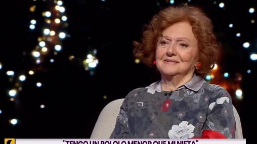 La actriz Gloria Münchmeyer sorprendió al animador de Buenas Noches a Todos, Eduardo Fuentes, al confesarle que está pololeando con un joven actor “menor que mi nieta Antonia”, reveló respecto a la hija de Catalina Guerra de 29 años.
“Me gustan los hombres, me gustan mucho, cada vez más jóvenes, ese es el problema”, sinceró.
Fue cuando el animador le preguntó si era verdad que era una seductora de tomo y lomo, cuando ella desclasificó su gusto por el sexo opuesto, varios años menor.
“Me encantan. Y el coqueteo y todo, pero esa cosa de vivir juntos, ya no”, señaló, confesando que para ella el vivir en pareja en un “fenómeno de adaptación, tolerancia y generosidad”.
Eduardo Fuentes le consultó si alguna vez le habían pedido pololeo, cuando ella reconoció que está en pareja.
Si bien no quiso revelar su nombre, ni tampoco aseguró si su hija está al tanto del romance, confesó que cuando se ven con su “toy boy” se entregan a la pasión, lo dijo haciendo un gesto con sus manos muy apretadas.
“Sí, tengo un pololo ahora. Puertas afuera. Es menor que mi nieta Antonia”, señaló.
“¿Es menor que tu nieta Antonia que tiene 29?”, preguntó el conductor, totalmente sorprendido, sin saber si estaba bromeando o hablando enserio.
“Qué rico mirarse a los ojos, sentir cositas...fantástico...ojalá que este programa no lo vean mis nietos”, agregó Gloria cocoroca.