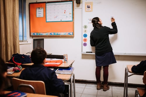 Docentes chilenos definen sus prioridades para el próximo gobierno: salario, salud mental y flexibilidad laboral lideran la lista