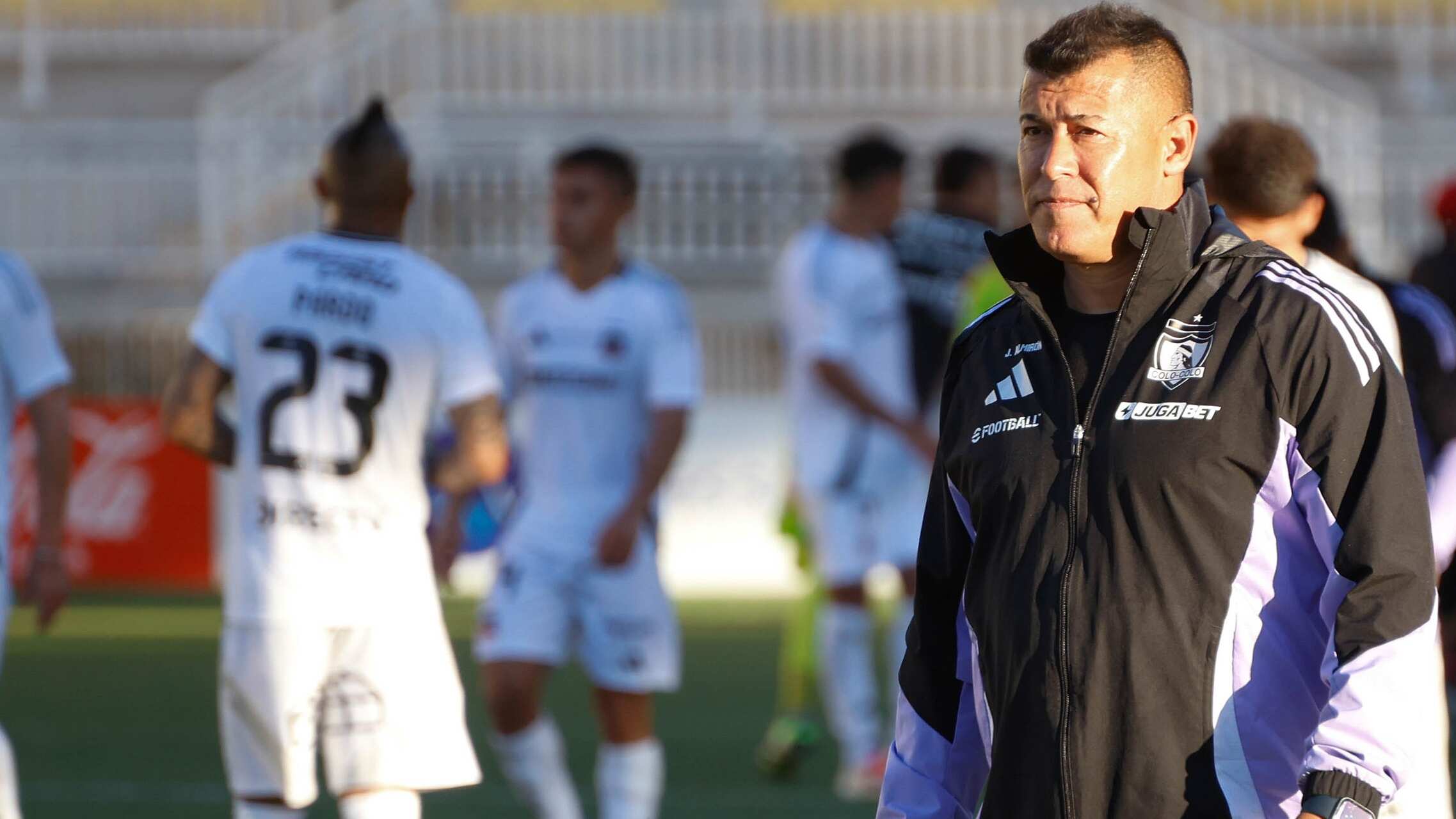 El entrenador de Colo Colo tiene un gran desafío esta noche en el partido ante Racing Club en Argentina.