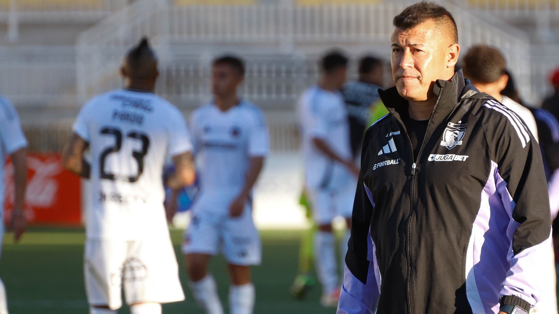 El entrenador de Colo Colo tiene un gran desafío esta noche en el partido ante Racing Club en Argentina.