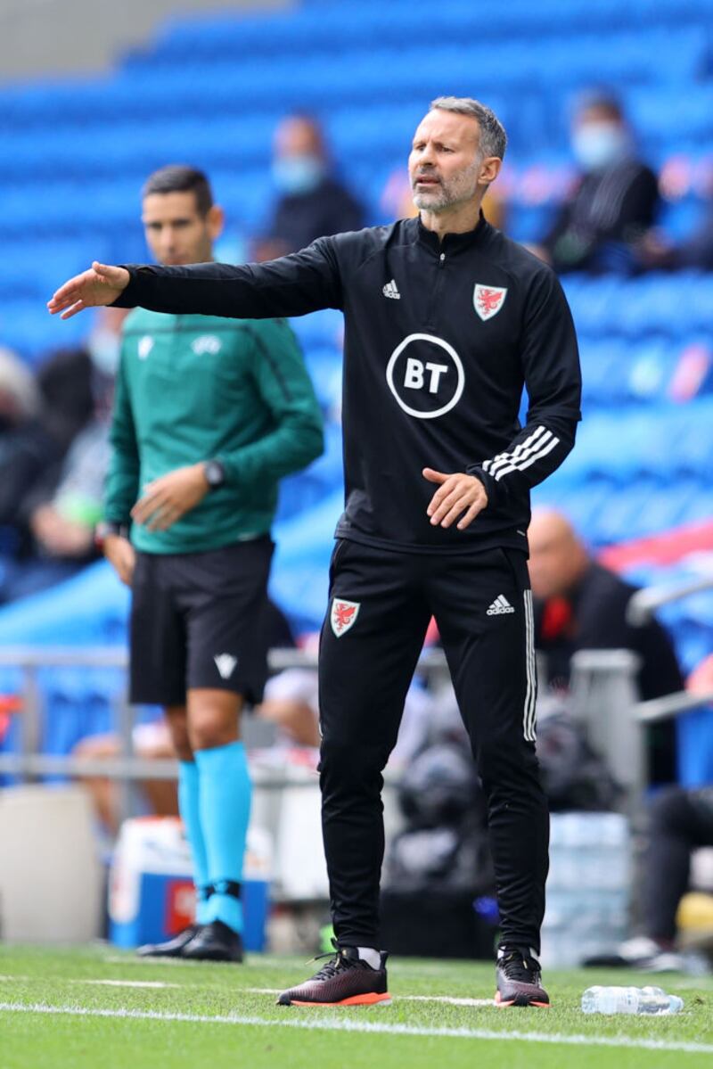 Giggs da indicaciones en un partido de la UEFA Nations League contra Bulgaria