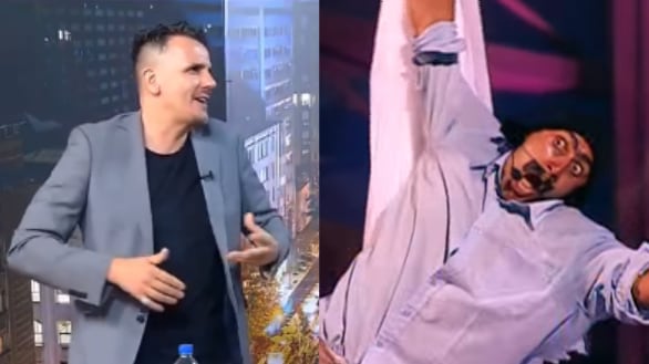 En conversación con nuestro programa, disponible en el canal de YouTube de @lahoraoficial, el gran Sergio Lagos recordó uno de los momentos más icónicos de su animación en el Festival de Viña 2006, que además tiene el récord de ser el rating más alto logrado en el certamen.
"Ruperto venía de un circo de estrellas hecho por una marca de supermercado", recordó en primer lugar, indicando que eso ocurrió en septiembre. "En octubre, lo van a ver los productores de 'Morandé con Compañía', que venía un poquito en picada. Lo llevan en noviembre, levanta el rating del 'Morandé' a lugares insólitos. En enero estaba en Olmué, la rompió y ya en febrero, la prensa especializada quería que Ruperto muriera en el escenario".
Lagos rememoró que "era la última noche de mi primer Festival de la Canción. Yo nunca me fui al Sheraton, me fui siempre al Hotel Gala donde estaba mi equipo, y escribí toda la rutina de Ruperto, que eran como 150 idas y vueltas, y en los almuerzos, mi hermano era Ruperto y yo hacía el texto. Mientras que nos comíamos la lechuga, íbamos tirando el texto. Igual íbamos a tener muela, como lo había hecho cada conductor".
"Partimos y al minuto, se corta la muela. Yo alcanzo a ver a mi hermano, que estaba al otro lado, habíamos quedado que si esto pasaba, yo viajaba hasta allá para arreglarlo", contó, agregando que con Ruperto "íbamos bien pero no la estábamos matando".
El animador de "Aquí se Baila" reconoció que sintió "el frío recorrer mi espalda, la columna vertebral totalmente erizada... y ahí yo sentí que mi padre se hace parte, porque mi viejo era un comunicador excepcional, contaba chistes, era un relator, era una maravilla, siento que se hace parte y carajo, si estábamos en el chiste 15, yo me fui al 30, volví al 25".
"De repente, a Ruperto le cuentan que yo estaba sin muela, se da cuenta y los dos como 'vamos pa' adelante'. Y la sacamos entera, una hora de show sin muela. Yo termino esta cosa y caigo desmayado", relató el rostro de Canal 13.