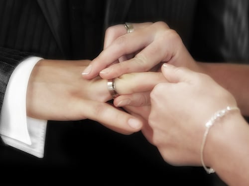 Sacerdote explica por qué el anillo de matrimonio se usa en el dedo anular: “Es el más débil...”