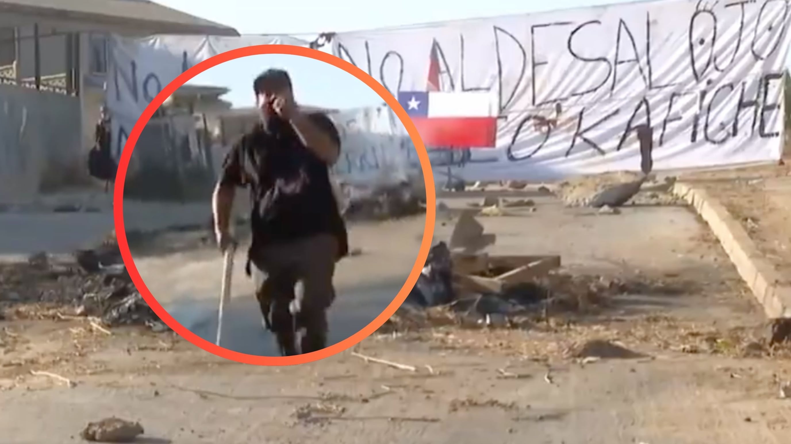 Encubiertos también amenazaron con apedrear la van del canal Chilevisión.