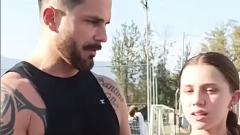 Una observadora usuario le realizó un comentario “con cariño” al comunicador Álvaro Ballero, quien compartió un video junto a su hija futbolera, quien se luce dentro de su equipo como una de las goleadoras, llenado de orgullo a famoso padre, que de seguro debe decir “Yo amo a Milla Ballero”, cada vez que la ve gambetear con el balón.
“#TráiganmeElBabero, hace 13 años eras cuatro kilos de energía, pero valías toneladas, ahora entiendo todo, eres líder, delantera, GOLEADORA y una mujer increíble...No te imaginas cuánto aprendo de ti, gracias por ser tan genuinamente empoderada. Te amo Milla Ivanna Ballero Ksenofontova2, escribió junto al video donde habla de sus logros.
Sin embargo, fueron sus intervenciones que llamaron la atención de una seguidora, quien le dejó un comentario, reprochándole que no deja hablar a la futura seleccionada de la Roja femenina.
“Alvaro. Casi no dejas hablar a tu hermosa hija. Ve el video sin sonido y veras las expresiones. Con cariño te lo digo”, le comentó.
Efectivamente, al ver el video en silencio, tal como le recomienda ella, se nota en los gesto que la pequeña en varias oportunidades quiere intervenir, pero es interrumpida por su orgulloso padre, quien cuenta que su talentosa hija llevó el fútbol a la casa e inspiró a sus hermanos menores.
Pero, fue el mismo exCanal 13 quien le respondió a la usuaria y le explicó que lo hizo con su qué.
“Lo hice intencionalmente creo, no quería incomodarla si tenía que hablar demasiado, además tengo la “malformación profesional” de tratar de darle ritmo a las cuñas...”, le aclaró.
De igual forma, agradeció el comentario y se lo tomó en buena onda, como todo un crack.
“Lo tomaré en consideración. Gracias!”, cerró.
Los demás mensajes, en tanto, fueron solo felicitaciones para la dupla padre e hija.