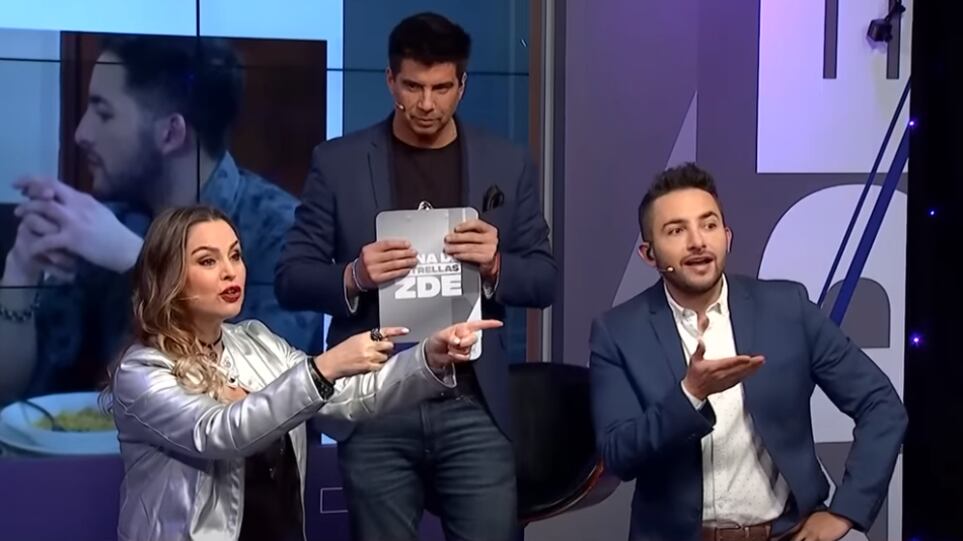 Finalmente se enfrentaron frente a frente. Yasmín Valdés y Hugo Valencia tuvieron un sabroso y divertido cara a cara, luego que el panelista se mandara feroz pelambre contra la preparación culinaria que realizó la actriz en el capítulo que compartieron de La Divina Comida.
Fue en el programa de Zona Latina donde la exchica reality y el periodista aclararon cómo fue realmente la comida que Valdés sirvió a los comensales, el cual según Valencia, era un simple plato de tallarines.
“Parece que no sabe de pasta Thai, porque de verdad es otra cosa. Es un plato mucho más sofisticado...y caro que el tallarín ordinario. ¿Me puedes decir dónde me metí yo la plata?, porque él me acusa que me quedé con la plata”, se defendió Valdés, simulando una dinámica de reality.
“Amiga, lo que pasa es que yo creo que estaba borracho en ese minuto cuando vine al programa. Nunca dije que te habías quedado con la plata y me tengo que retractar, porque preparó un exquisito flan de sobre de lúcuma con tres criollitas arriba...”.
Yasmín, en tanto, agregó que los 120 mil pesos que le entregó la producción los gastó en los costosos ingredientes y en los bebestibles, asegurando que todos “salieron ebrios como zapato. No hay ninguna Divina Comida que salgan sobrios”, desclasificó.
Finalmente, respecto al postre Yasmín asumió que era verdad. “El flan siempre ha sido de sobre. Lo que pasa que lo mío no son los postres. Eso sí fue barato”.