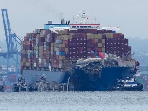 Reflotan el barco que provocó el derrumbe letal del puente de Baltimore