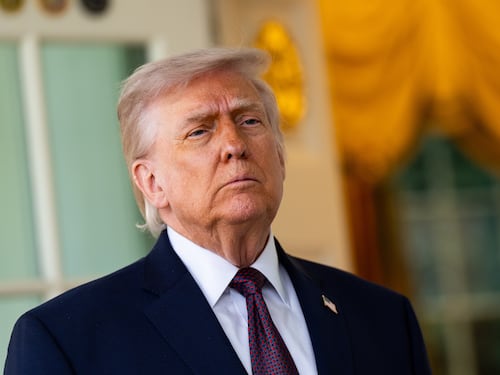 Agente resulta herido tras incidente violento durante cena de corresponsales de Trump