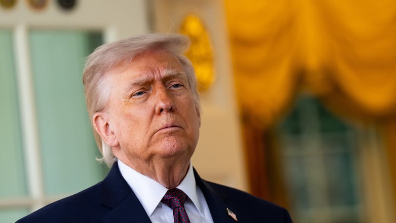 Agente resulta herido tras incidente violento durante cena de corresponsales de Trump