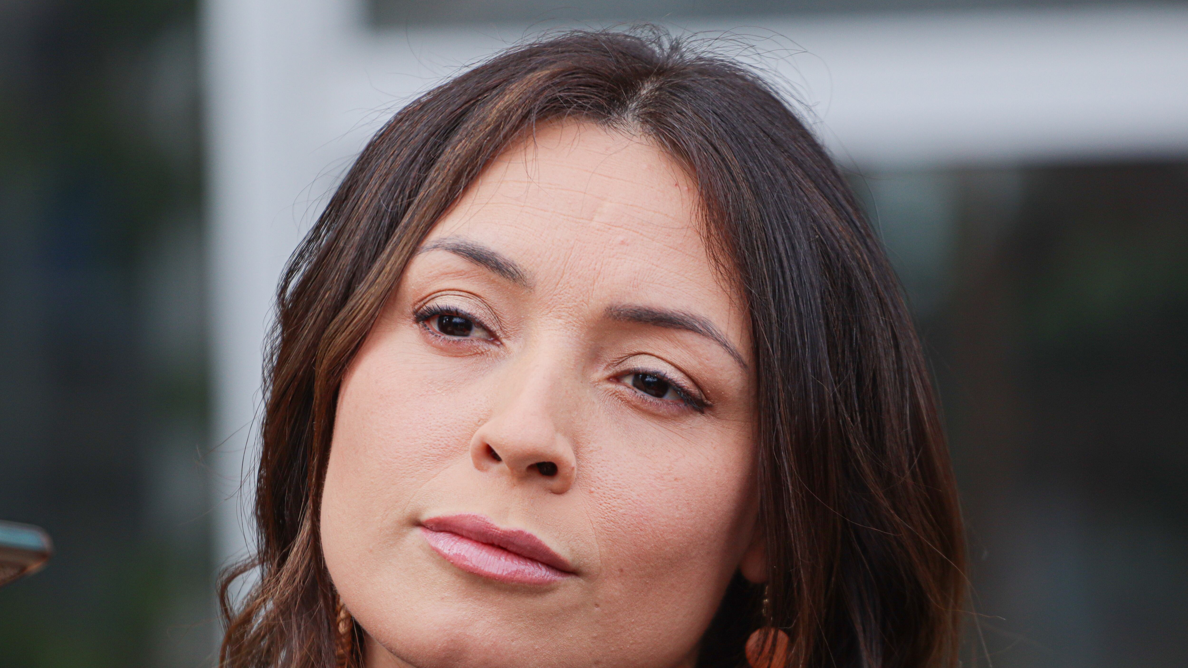 Camila Polizzi, en conjunto con su defensor publico Pablo Ardouin, llega a declarar por caso convenios, a la fiscalia Regional del Biobio | FOTO: RODRIGO FUICA/AGENCIAUNO
04 DE SEPTIEMBRE DEL 2023 / CONCEPCION