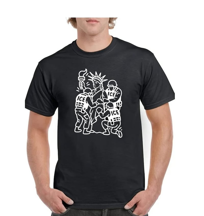 Una mural del artista Doug Groupp, en Nueva York, muestra a la icónica Estatua de la Libertad detenida por agentes del ICE. Foto: Doug Groupp.