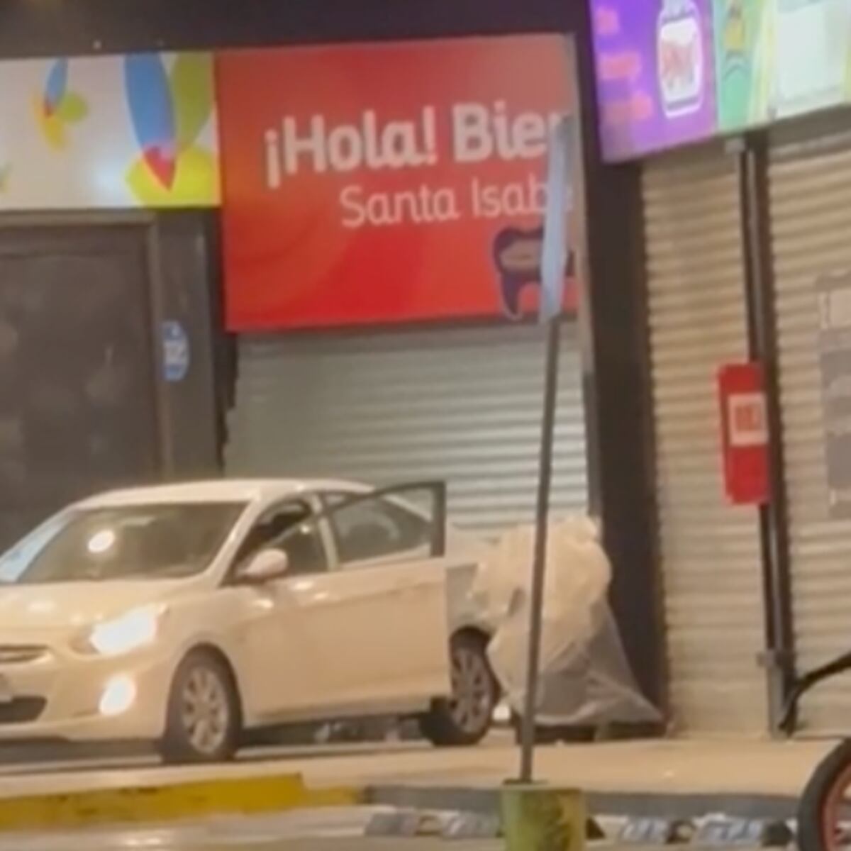 Delincuentes lanzan miguelitos y prenden barricadas en robo a supermercado de Colina Delincuentes lanzan miguelitos y prenden barricadas en robo a supermercado de Colina