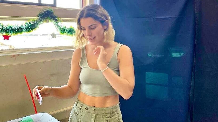 La diputada del Frente Amplio emitiendo su sufragio en el pasado plebiscito de 2023, donde la ciudadanía votó por aprobar o rechazar el proyecto de borrador de nueva Constitución.