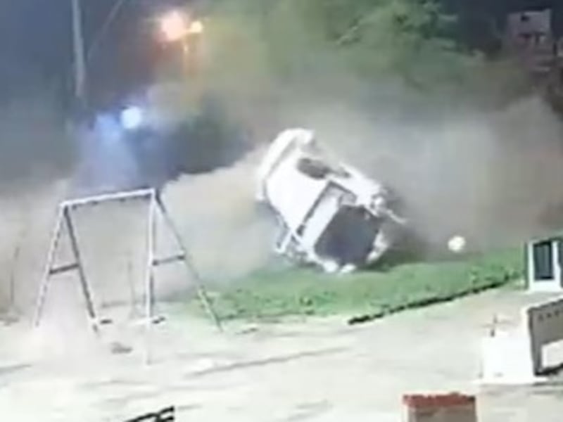 Conductor resultó muerto tras violento choque contra una vivienda en La Pintana: perdió el control y volcó el vehículo